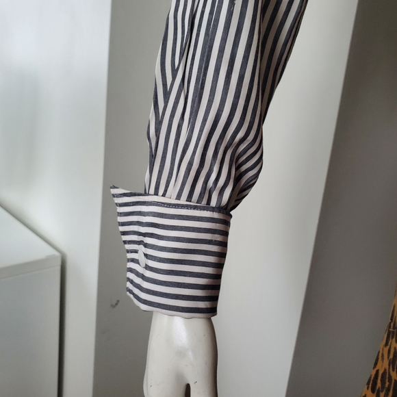 Cropped French Cuff Striped Blouse - Picture 3 of 7